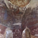 Церковь Илии Пророка в селе Пруссы (Коломенский район Московской области). Переход от стен четверика основного объёма к основанию восьмигранного шатра. Видны остатки росписей XIX в. Период: 29 августа 2009 года