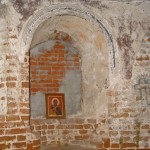 Церковь Илии Пророка в селе Пруссы (Коломенский район Московской области). Временно заложенный проем центрального окна алтарной апсиды и остатки архиерейского места. Период: 16 мая 2009 года